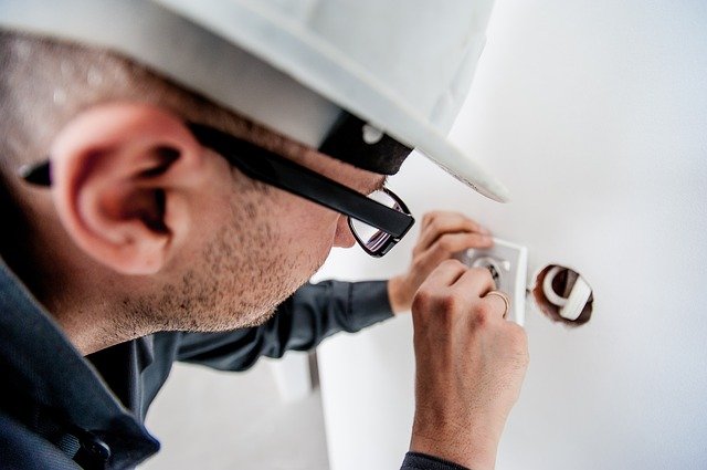 An electrician is hired through Bidvine