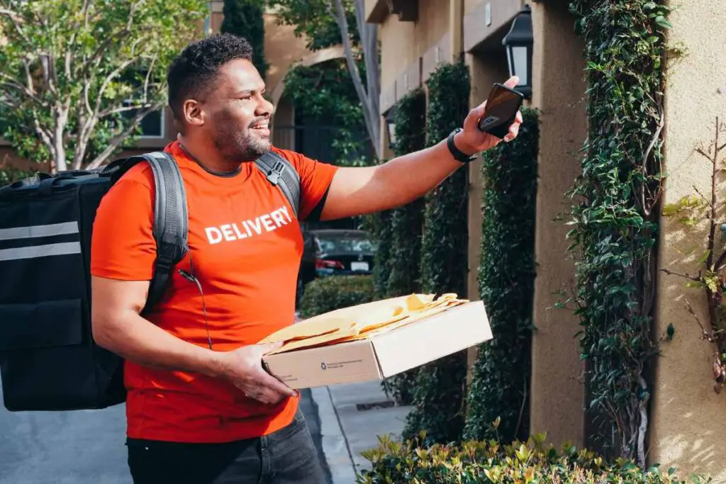 a delivery guy using a app that pay to walk